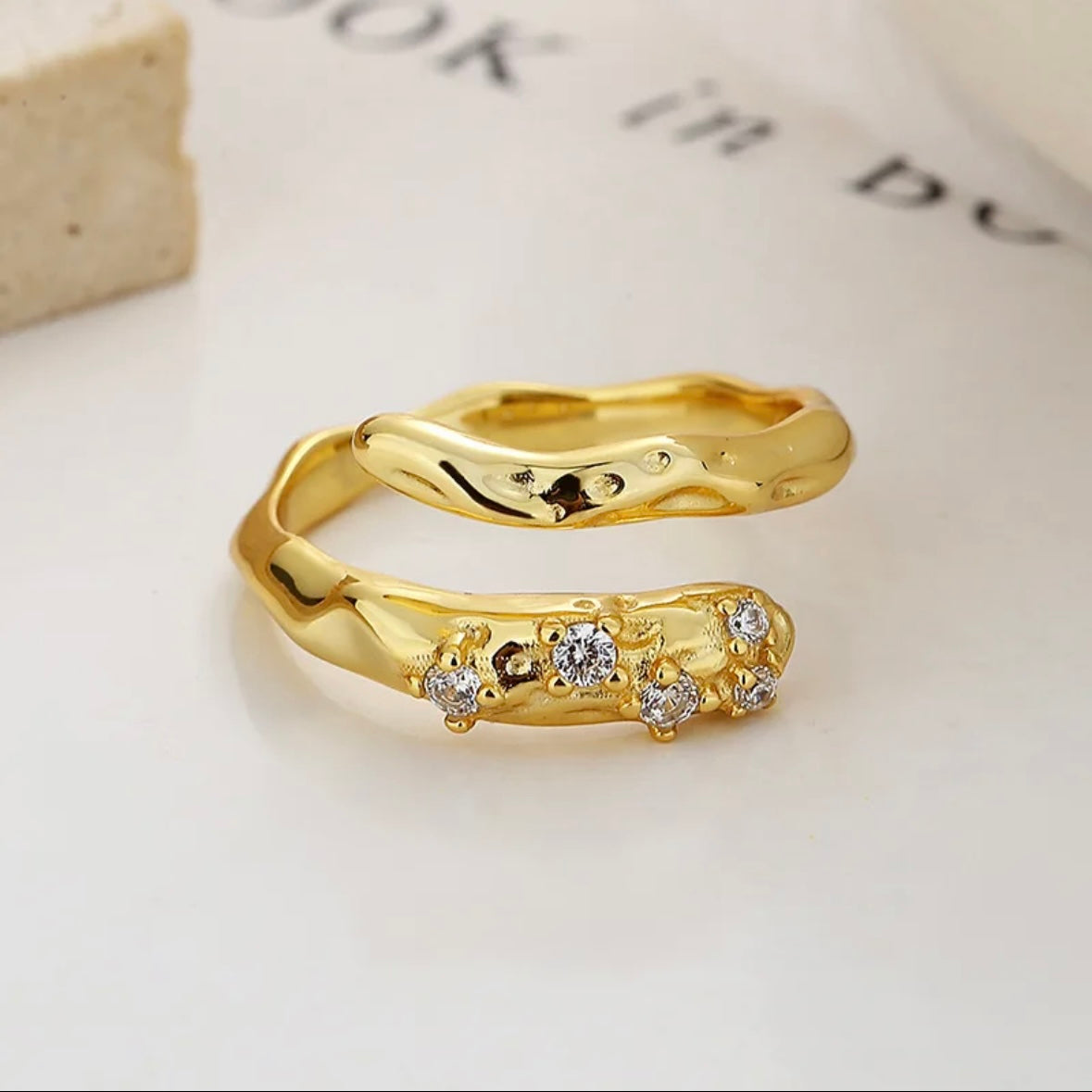 Snake&Zirconia Golden Texture Inlaid Rings